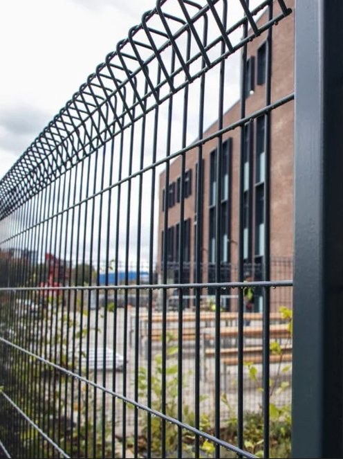 Roll Top Mesh Fencing Demonstration Image2