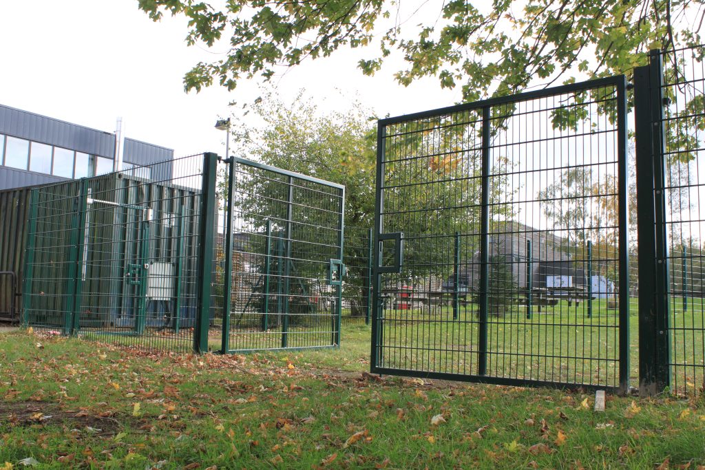 868 Mesh c/w Double Leaf gate